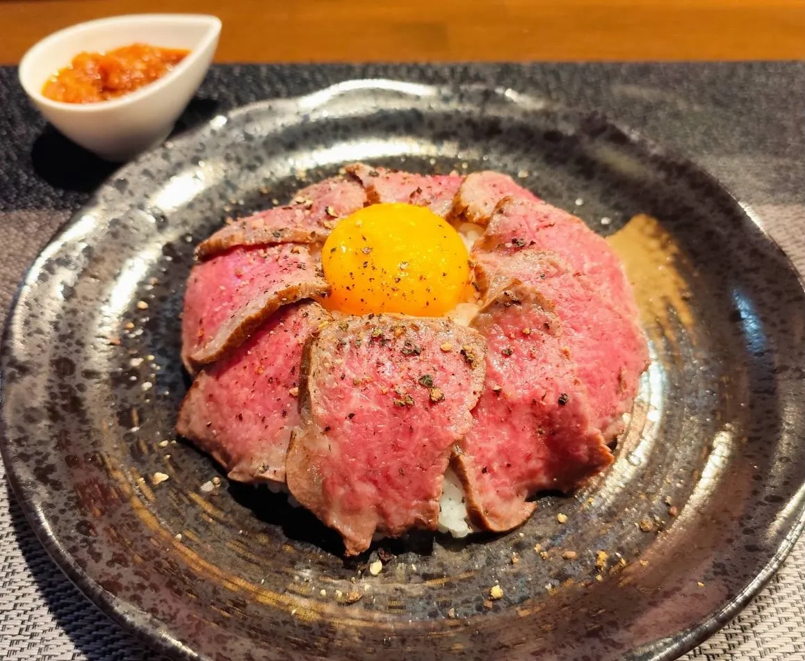 隠れ家おのやの卵黄をのせたローストビーフ